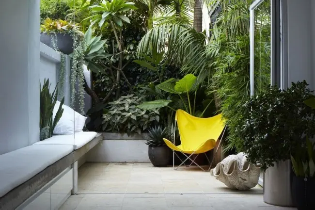 Butterfly chair w ogrodzie | źródło: visitedeco.com