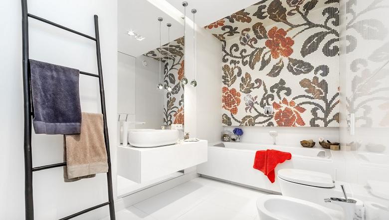 Trendy w aranżacji płytek w łazience | na zdjęciu mozaika Bisazza