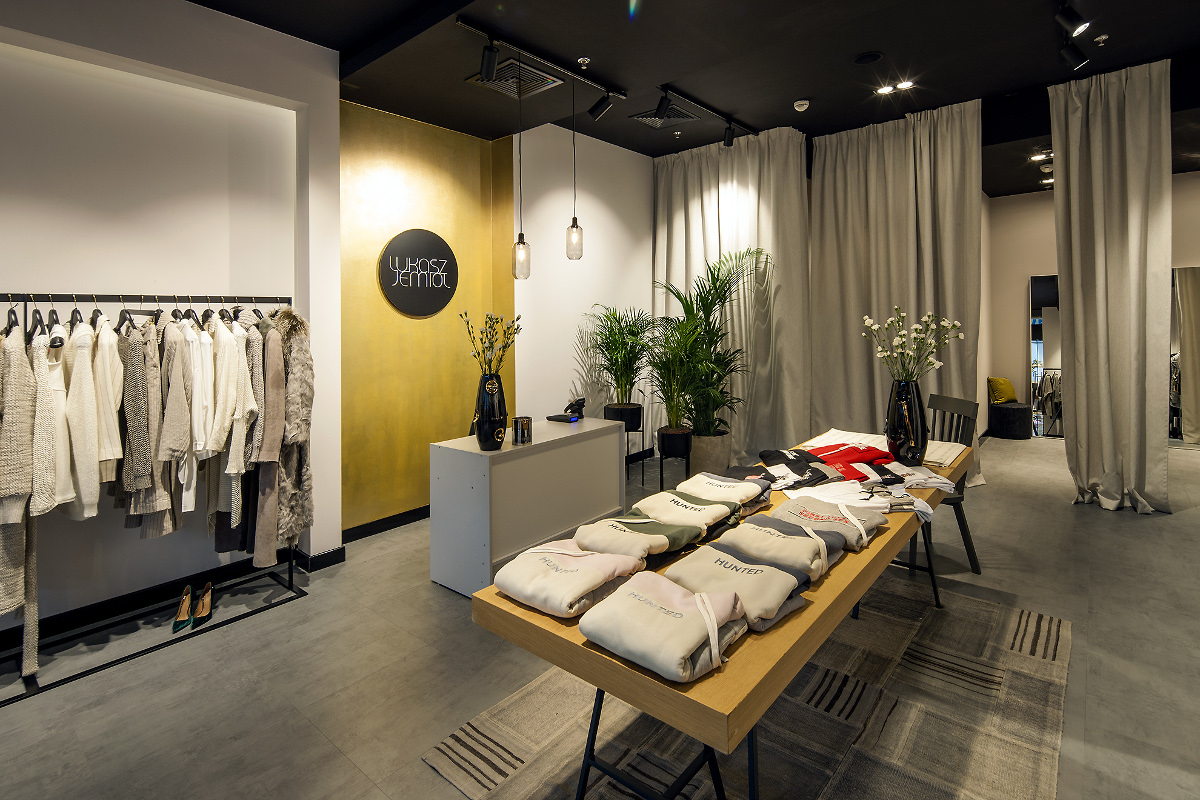 Butik Łukasza Jemioła z oświetleniem SternLight