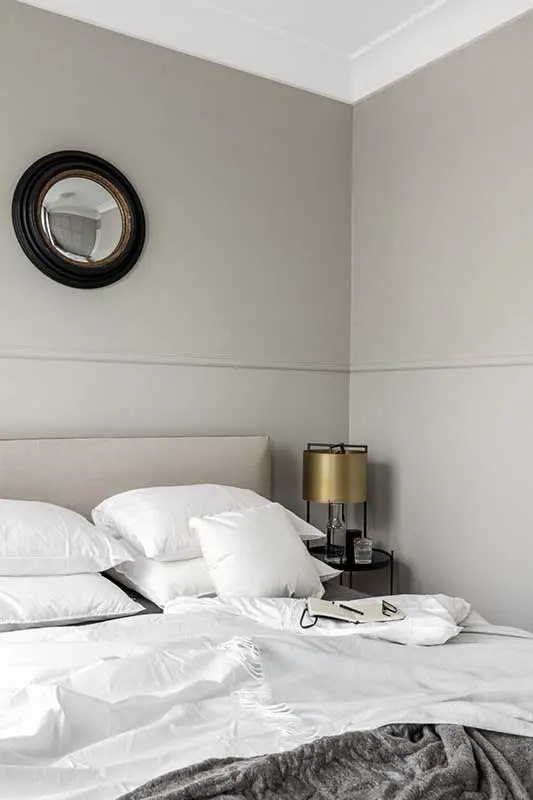 Aranżacja sypialni ze złotymi detalami | proj. JT Grupa, photo: Alexandra Dermont Ayuko Studio