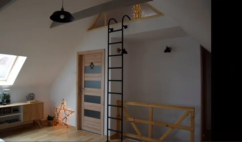 Loftowe wnętrze na poddaszu 
