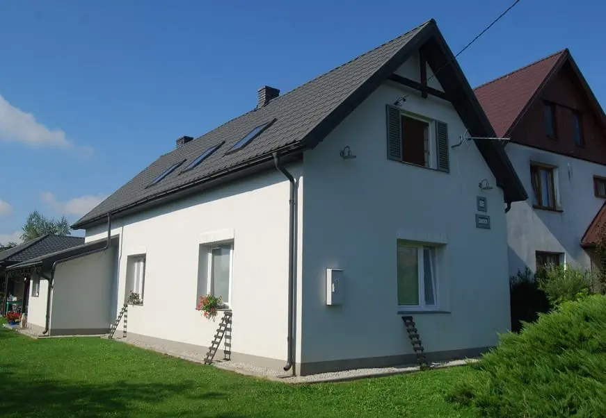 Loftowe wnętrze na poddaszu 