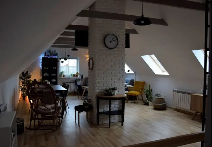 Loftowe wnętrze na poddaszu 