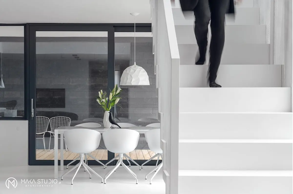 Dom w klimacie black & white | proj. MAKA.STUDIO, photo: Tom Kurek
