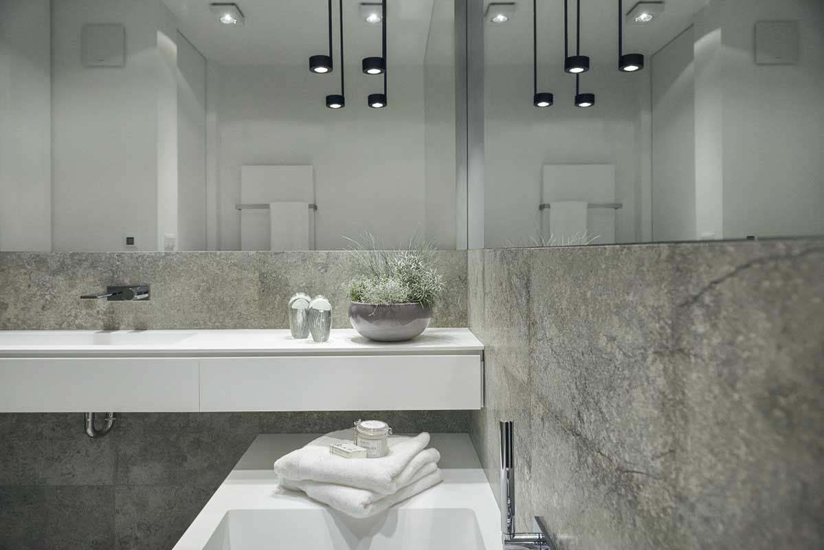 Szara łazienka | proj. LOFT Magdalena Adamus, photo: Tom Kurek