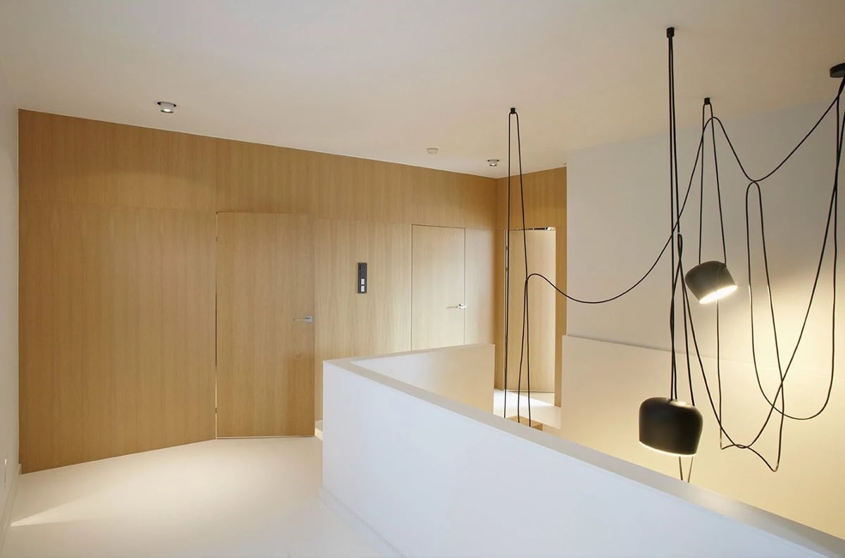 Klatka schodowa z charakternymi lampami w loftowym klimacie, proj. Ev Architects