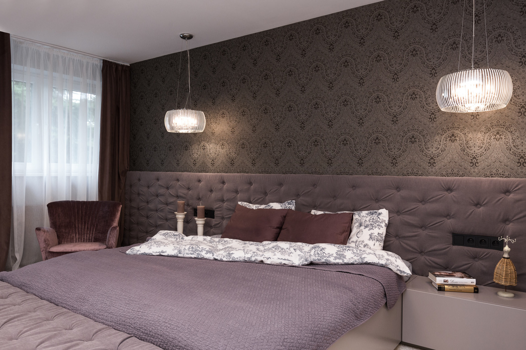 Co powiecie na fotel z welurową tapicerką w modnym fiolecie? (proj. Loftstudio Irena Lang)