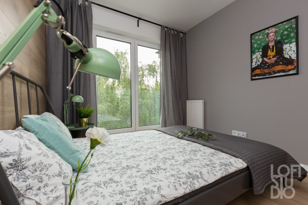 Reprodukcja obrazu Fridy Kahlo w sypialni projektu Ireny Lang (LOFT Studio)