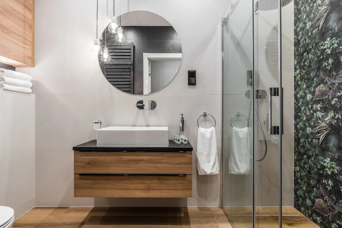Płytki w tropikalny wzór od 41zero42 są dostępne w naszych showroomach (proj. Studio Projekt)
