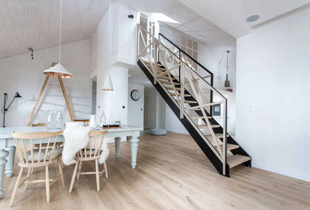 Antresola w mieszkaniu w skandynawskim stylu (proj. em Design)