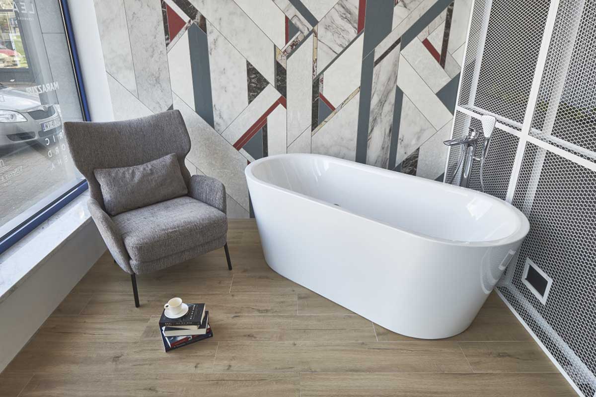 Wanna wolnostojąca polskiej marki HushLab na ekspozycji w showroomie Internity Home w Warszawie