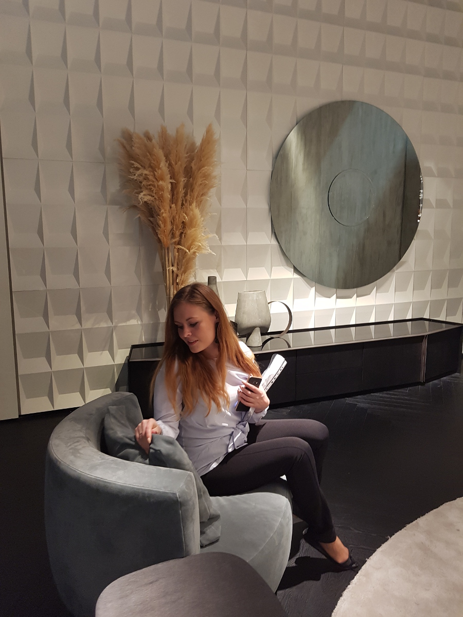 Gosia, która w naszym showroomie w Warszawie otacza opieką klientów zainteresowanych kupnem mebli – nie omieszkała sprawdzić dosłownie wszystkiego!