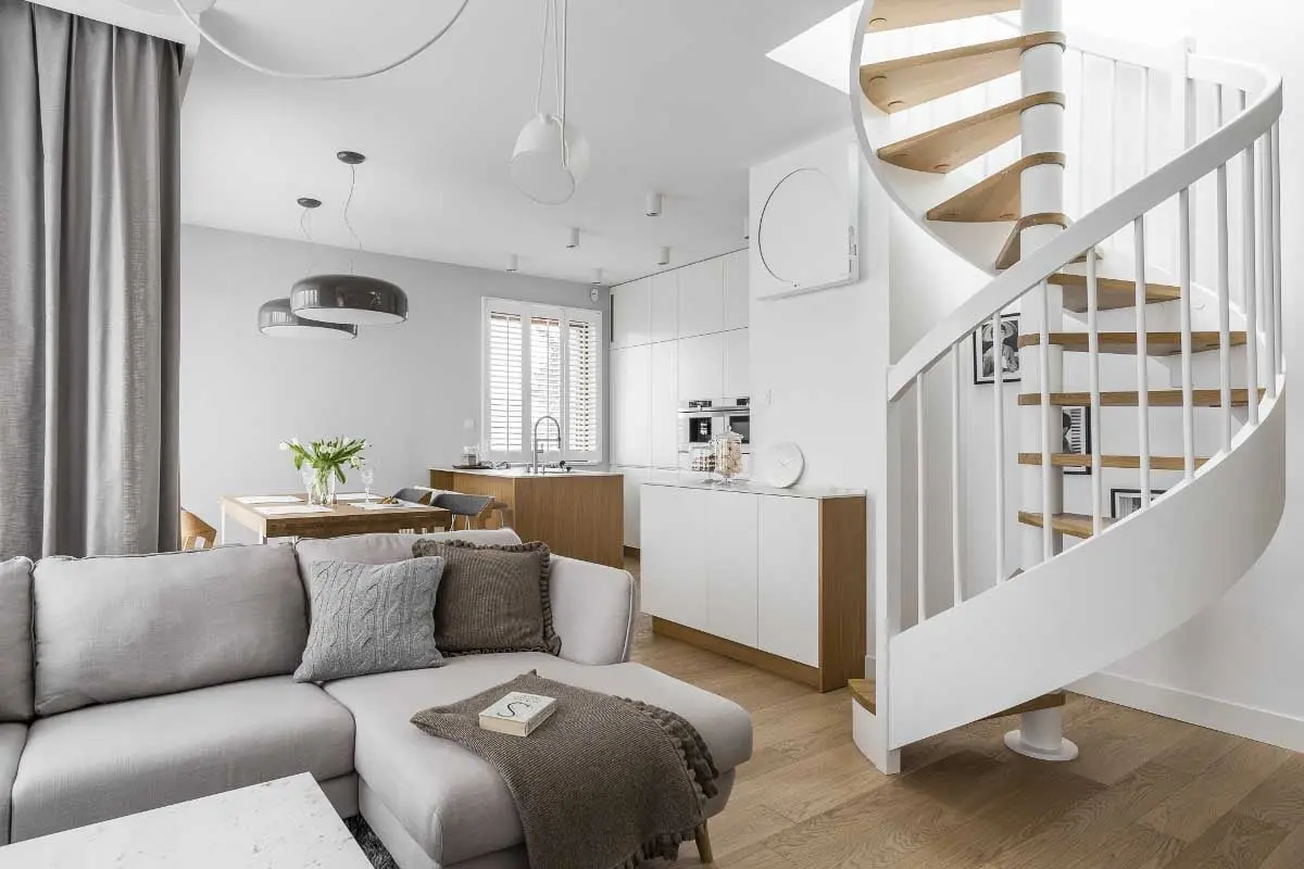 Kuchnia otwarta na salon, jadalnię oraz piękną klatkę schodową | proj. MAKA.STUDIO, zdjęcie: Fotomohito