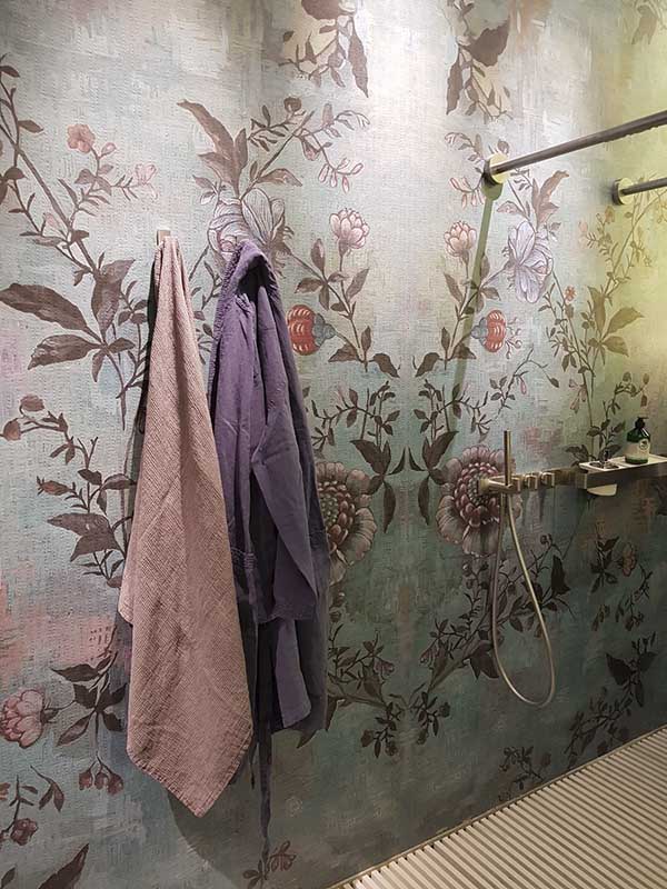 Tapeta wodoodporna z serii Wet System od Wall &amp; Deco (stand na targach Salone del Mobile Milano)