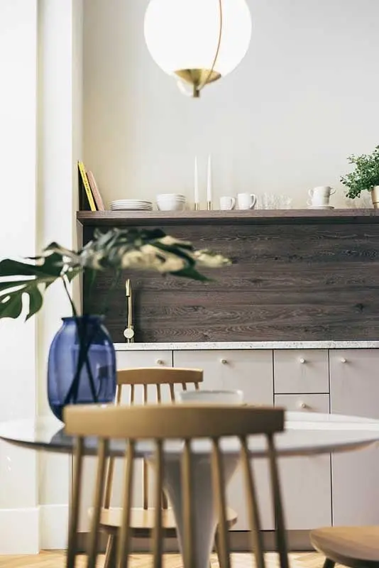 Kultowa monstera w niebieskim wazonie | proj. luumo.