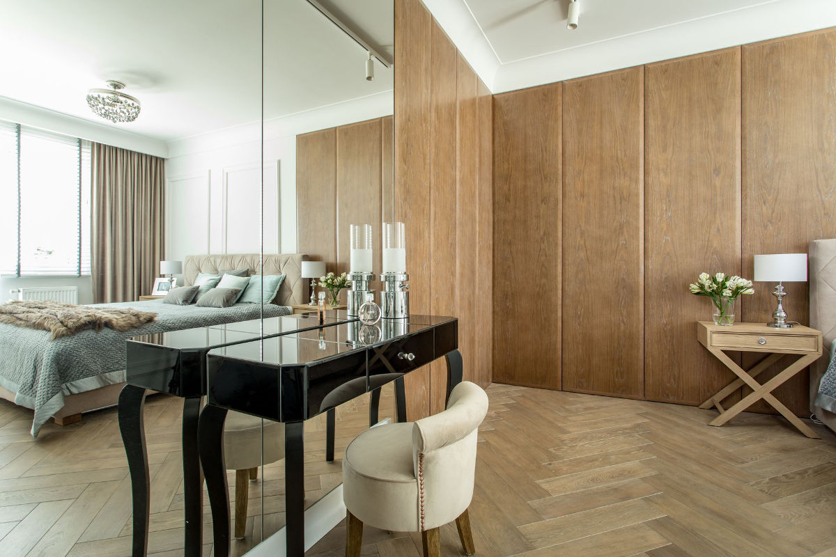 Stylowa konsola w klimacie glamour w roli toaletki (proj. em Design)