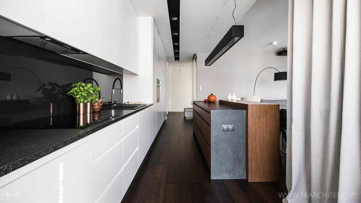 Jasne wnętrze z ciemną podłogą | proj. TK Architekci