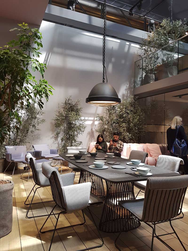 Stoisko mebli ogrodowych na targach Salone del Mobile Milano 2018