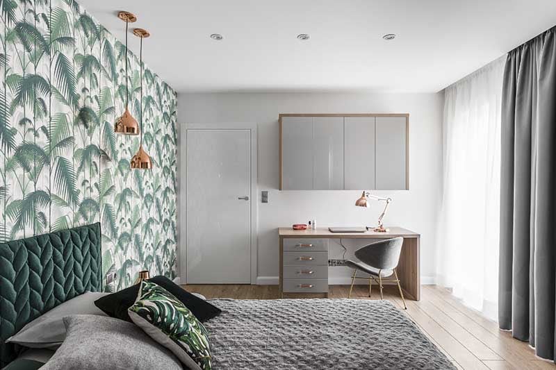 Sypialnia z tapetą w tropikalny wzór "Palm Jungle" od Cole & Son | proj. Studio Projekt (zdjęcie: Fotomohito) 