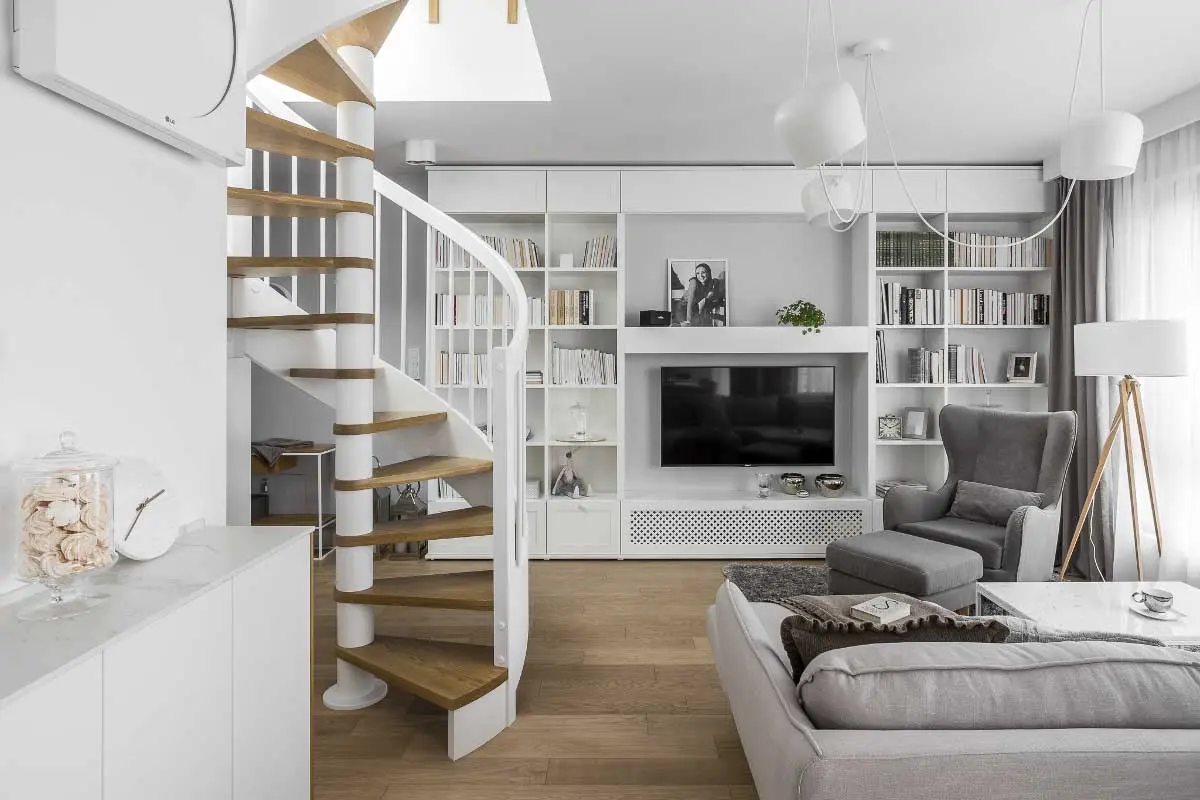 Fotel uszak z podnóżkiem w salonie | proj. MAKA.STUDIO