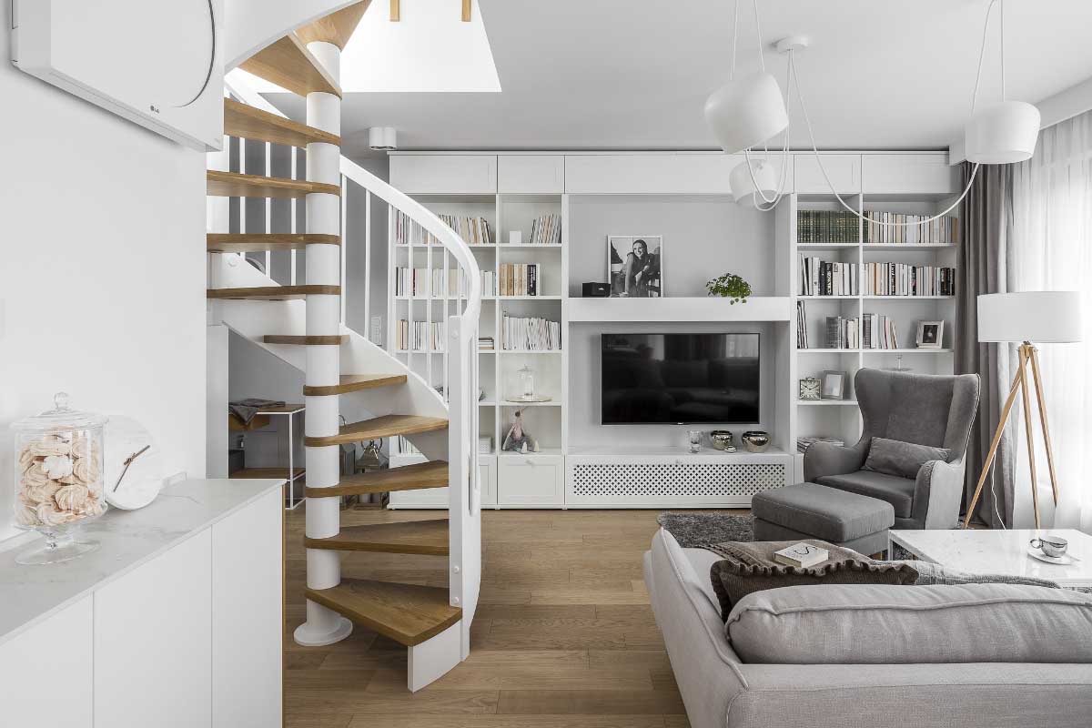 Fotel uszak z podnóżkiem w salonie | proj. MAKA.STUDIO