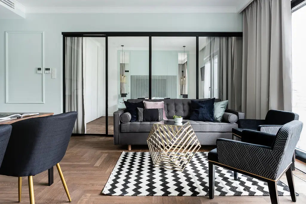 Sypialnia za przeszkleniem w salonie | proj. Mana Design