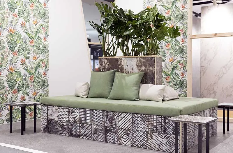 Wzory botaniczne nadal na topie (źródło: https://cevisama.feriavalencia.com/en/)