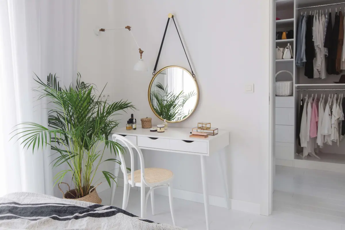 Gięte krzesło z drewna z plecionym siedziskiem przy toaletce | proj. Dash Interiors