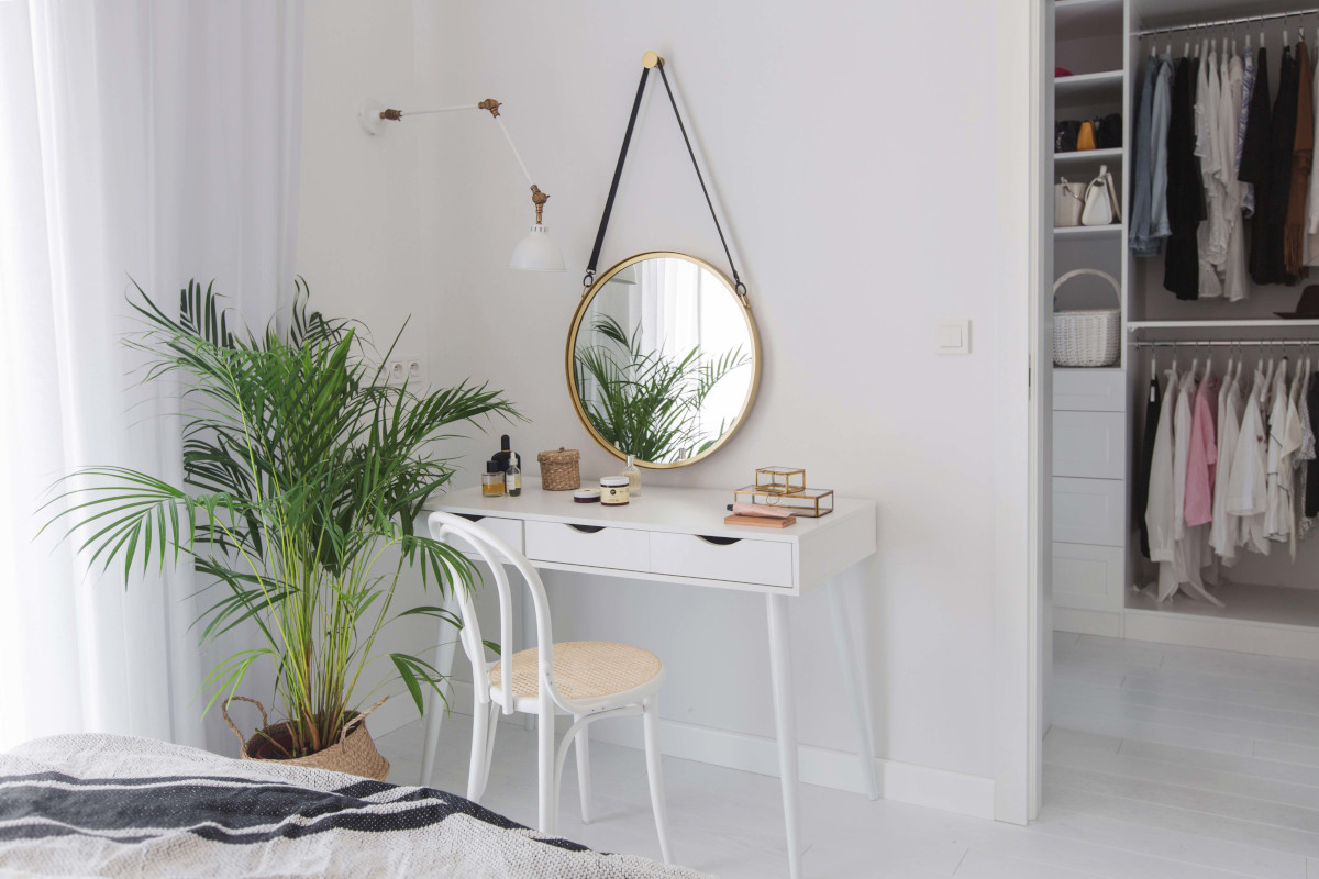 Gięte krzesło z drewna z plecionym siedziskiem przy toaletce | proj. Dash Interiors