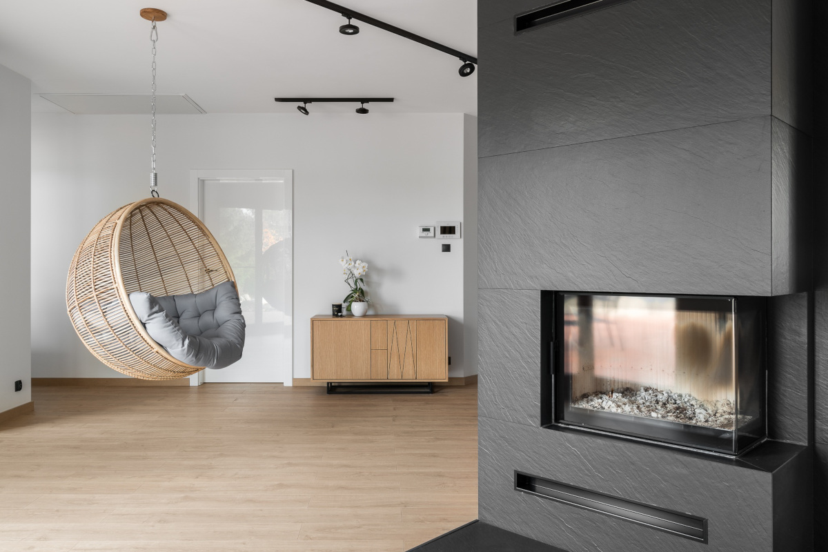 Zwieszany z sufitu fotel w holu | proj. Studio Projekt, zdj. Fotomohito