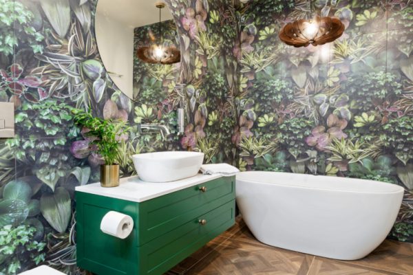 41zero42 paper | zdjęcie theinteriorsaddict.com/before-after-jungle-inspired-tile-sets-tone-for-reno