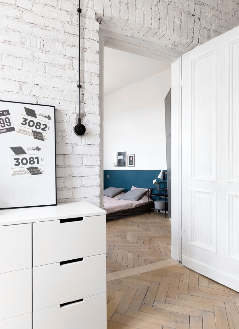 Projekt mieszkania autorstwa Silke Studio, wykorzystuje cegłę pomalowaną na biało w stylu eklektycznym. |Proj.: silke | Zdjęcia: Alicja Kozak, Przemysław Kuciński