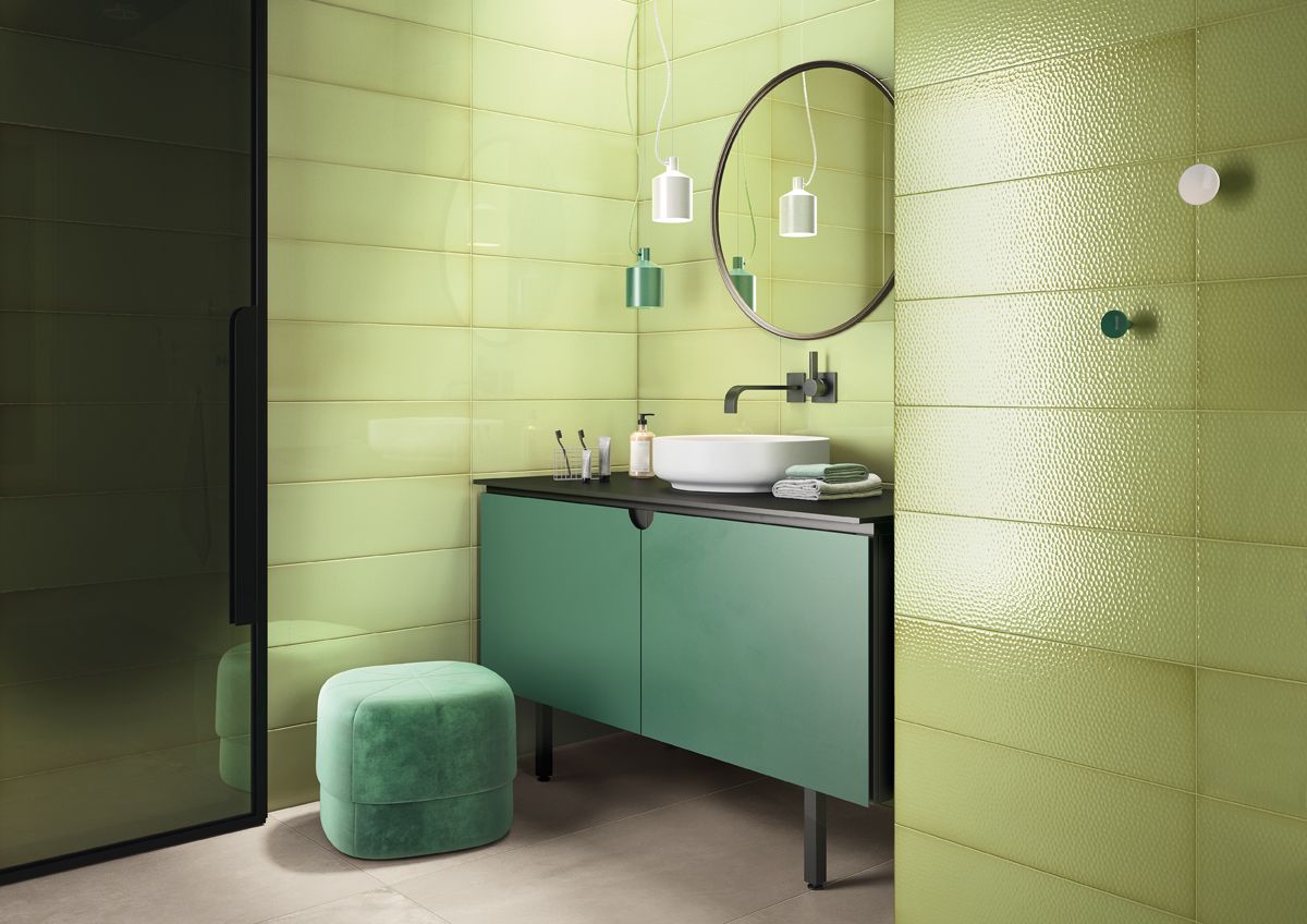 Neo Mint total look w łazience z płytkami Imoli z serii Glass.
