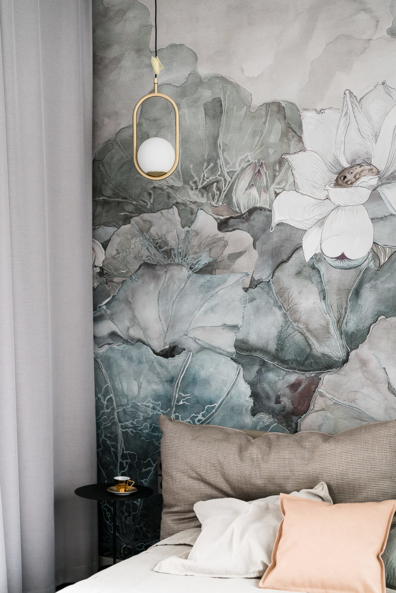 Sypialnia z tapetą w kwiaty od Wall &amp; Deco | proj. Magma