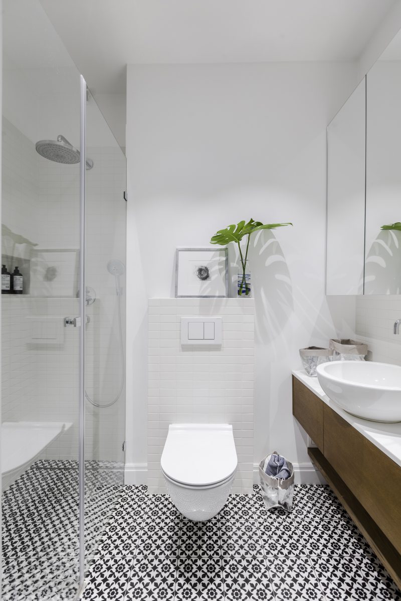 Strefa wc z wzorzystą podłogą | proj. KW Studio