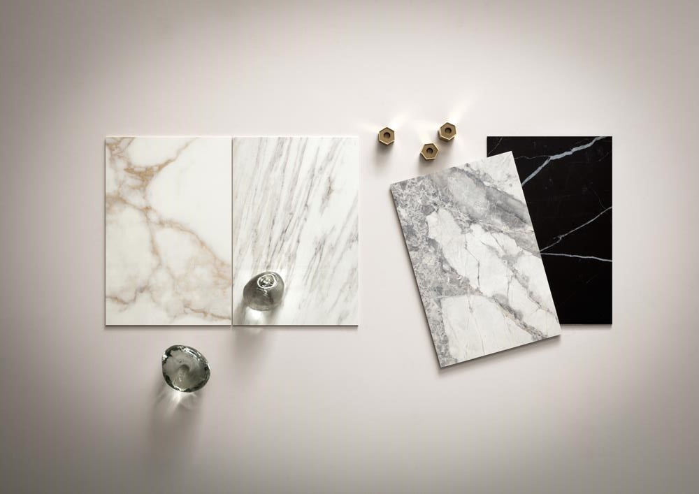 Kolory podstawowe w kolekcji Slimtech Delight: Calacatta Oro, Venato Bianco, Invisible Light i Marquina Nero
