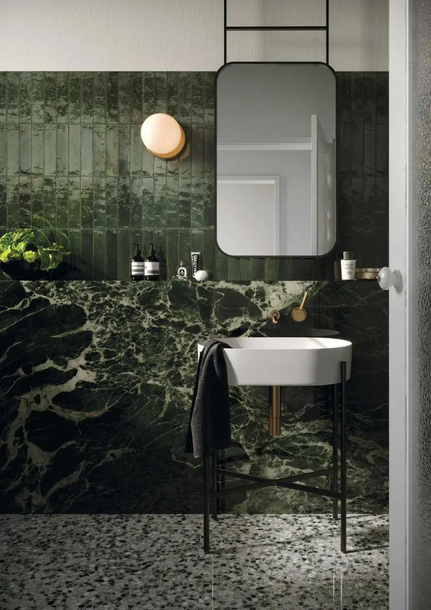 <strong>ŚCIANA:</strong> LUME GREEN LUX; GRANDE MARBLE LOOK VERDE AVER LUX RETTIFICATO | <strong>PODŁOGA:</strong> GRANDE MARBLE LOOK GHIARA MINUTA MIX LUX RT
