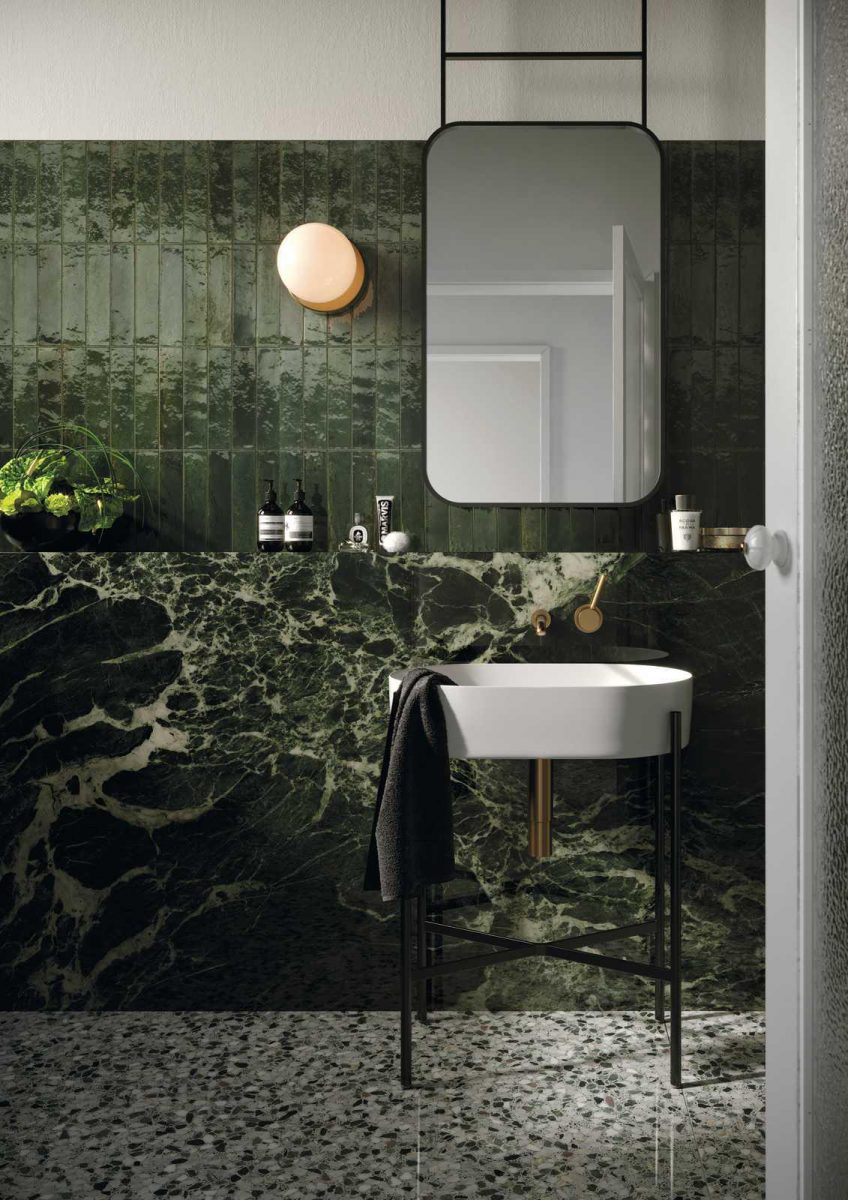 <strong>ŚCIANA:</strong> LUME GREEN LUX; GRANDE MARBLE LOOK VERDE AVER LUX RETTIFICATO | <strong>PODŁOGA:</strong> GRANDE MARBLE LOOK GHIARA MINUTA MIX LUX RT