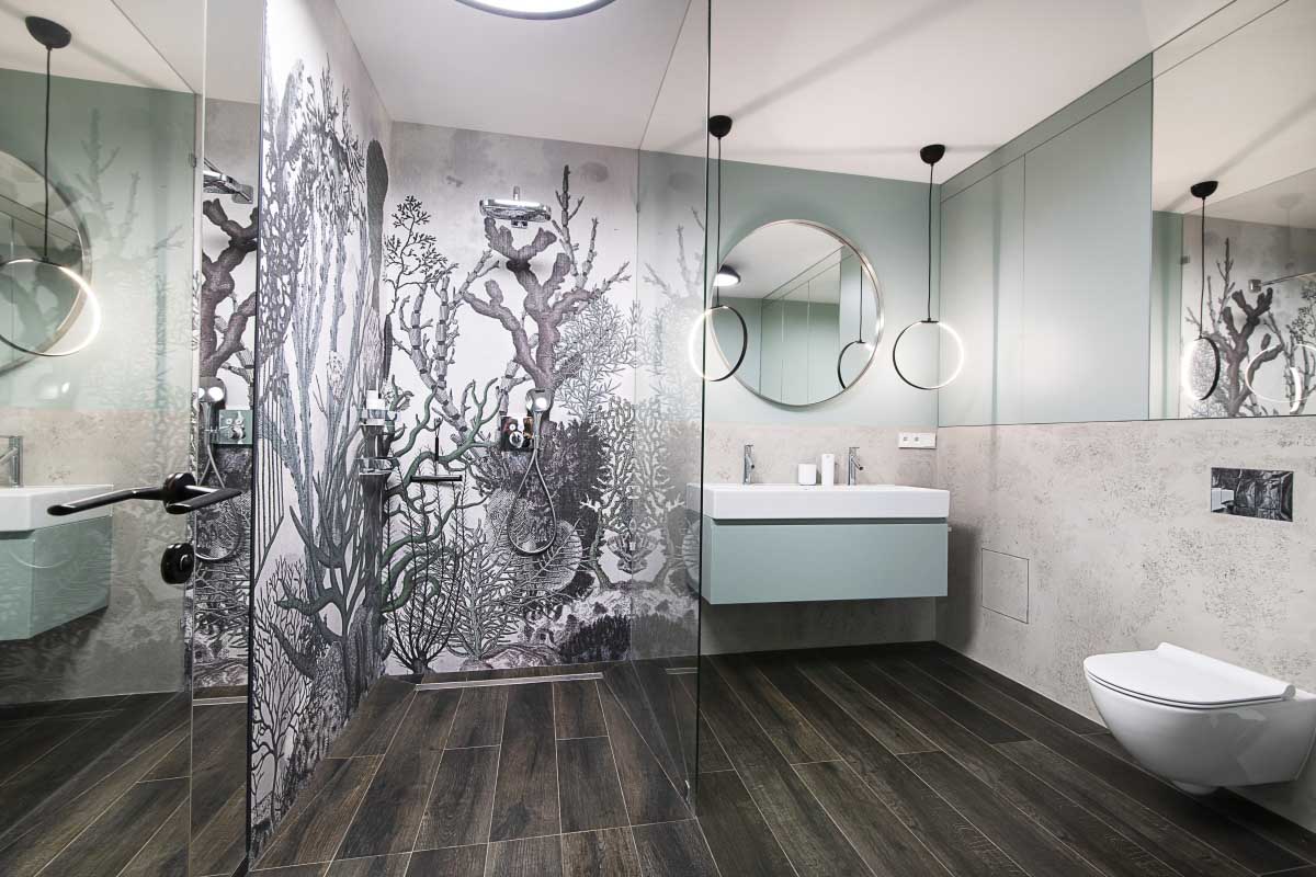 Tapeta marki Wall &amp; Deco w łazience wg projektu Na Antresoli (zdj. Agata Piątkowska)