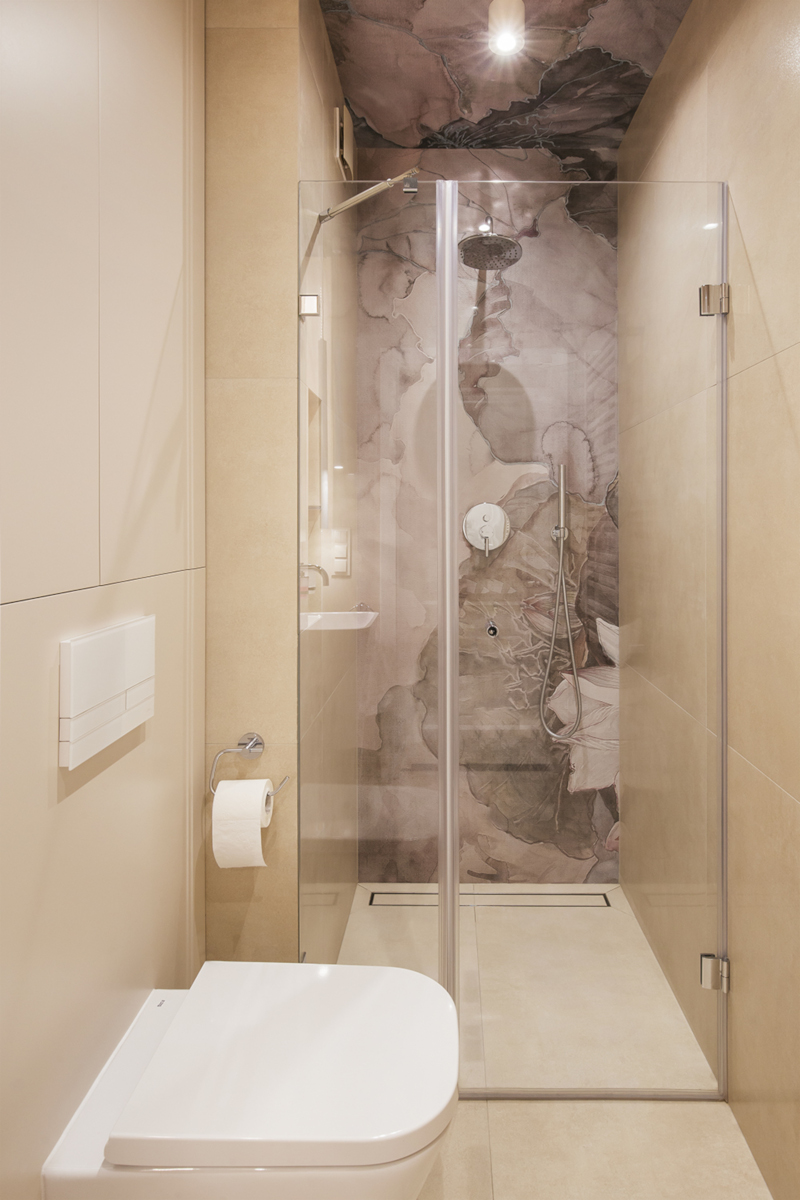 Tapeta od Wall &amp; Deco w strefie prysznicowej | proj. Finchstudio, zdj. Kroniki Studio