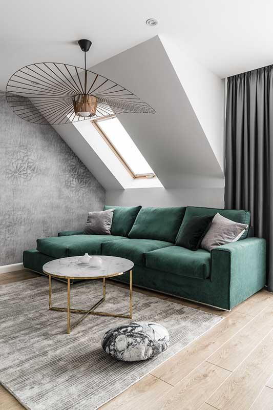 Salon na poddaszu z welurowym narożnikiem | proj. Studio Projekt, zdj. Fotomohito