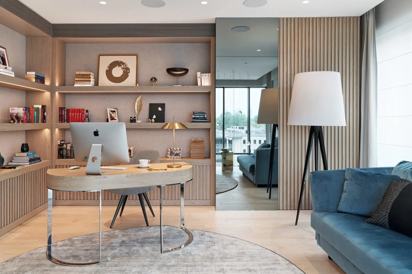Tapetą możemy w łatwy sposób zaznaczyć daną strefę, np. home office | proj. Katarzyna Kraszewska, zdj. Tom Kurek