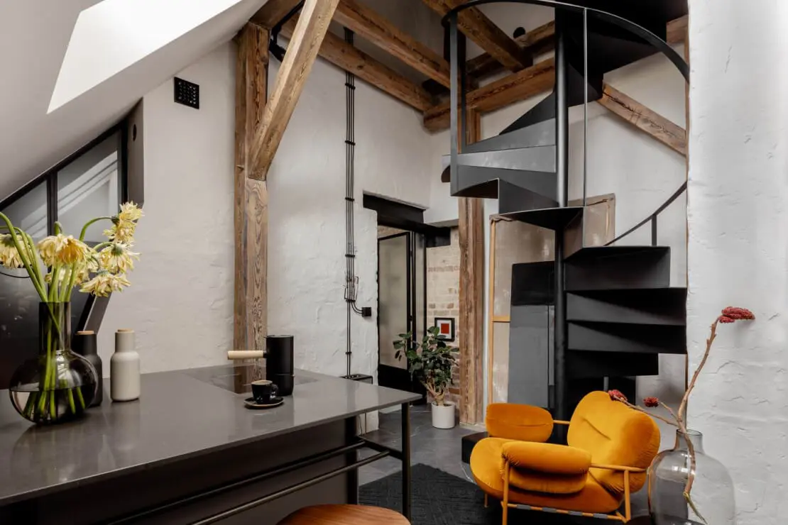 Loft z widokiem na dachy kamienic i PKiN
