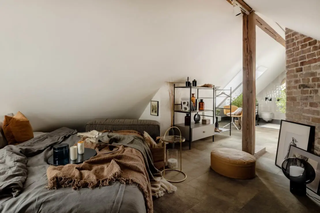 Loft z widokiem na dachy kamienic i PKiN