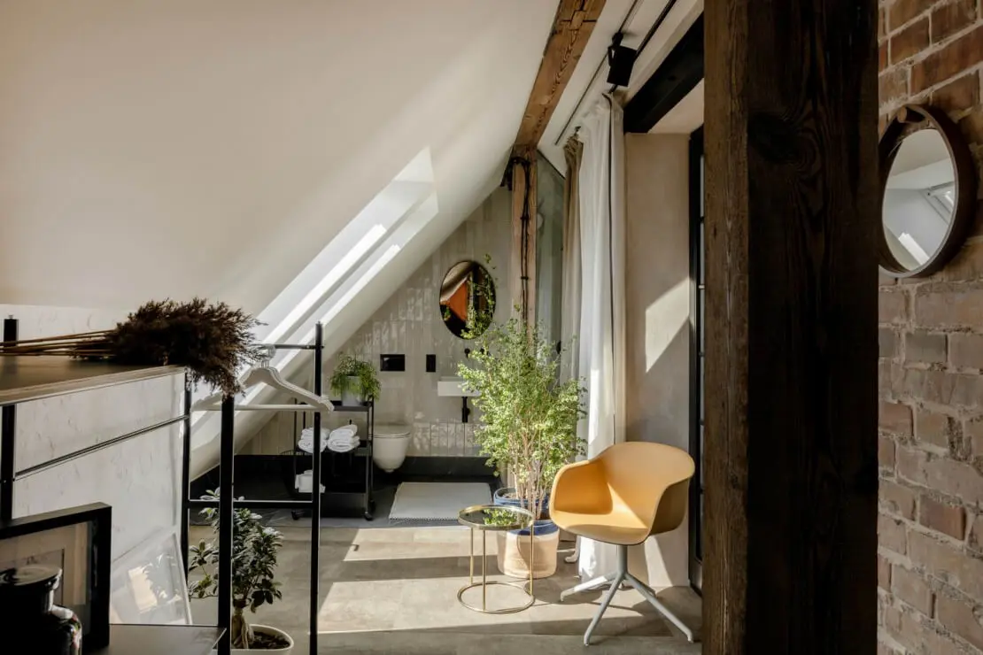 Loft z widokiem na dachy kamienic i PKiN