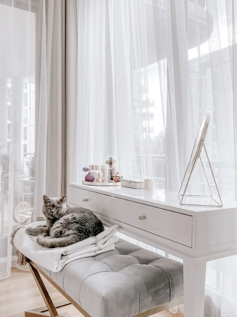 Zwiewne i jasne tkaniny, sprawdzą się jako tło dla mebli w stylu glamour. | Źródło: @exploringinteriors