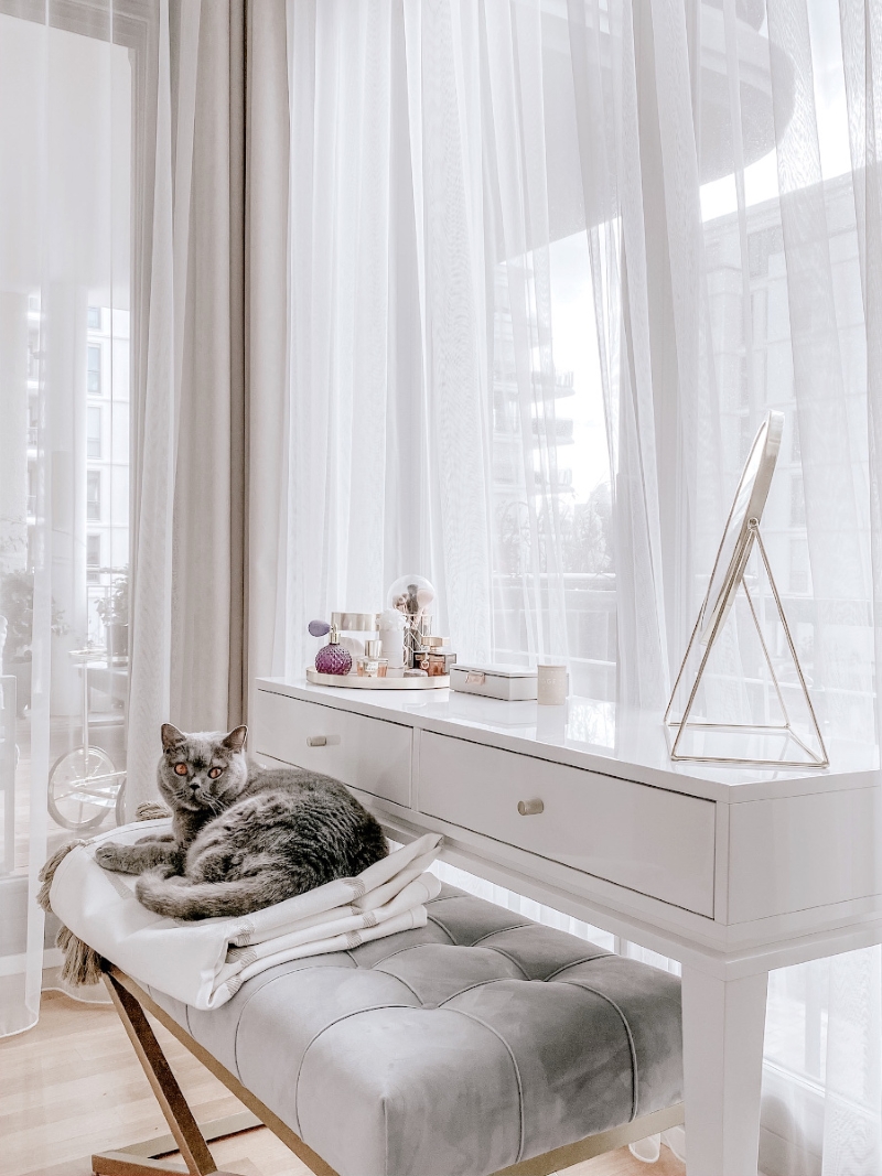 Zwiewne i jasne tkaniny, sprawdzą się jako tło dla mebli w stylu glamour. | Źródło: @exploringinteriors