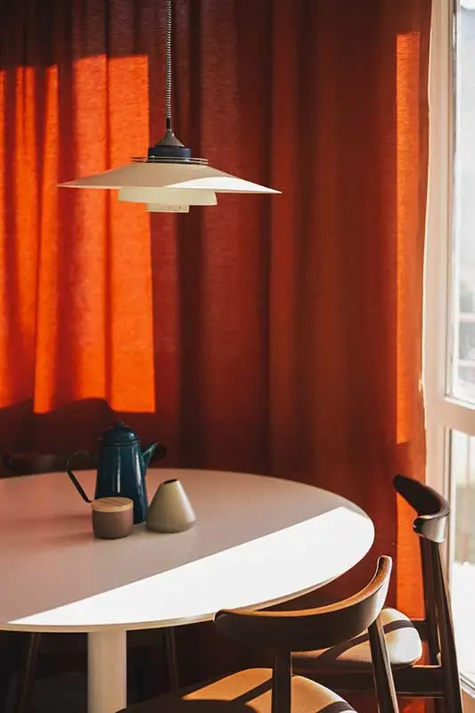 Styl skandynawski nie wyklucza koloru. Zasłona w kolorze terakoty jest ciekawym akcentem barwnym. | Proj.: PB Studio; fot.: Hanna Połczyska kroniki studio