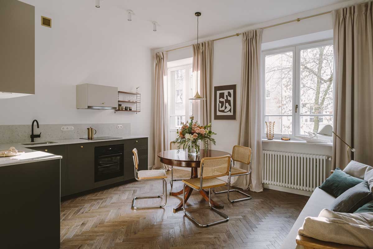 Meble vintage są znamiennym elementem stylu paryskiego. | Proj. KW Studio we współpracy z Kamą Czudowską, Fot. PION