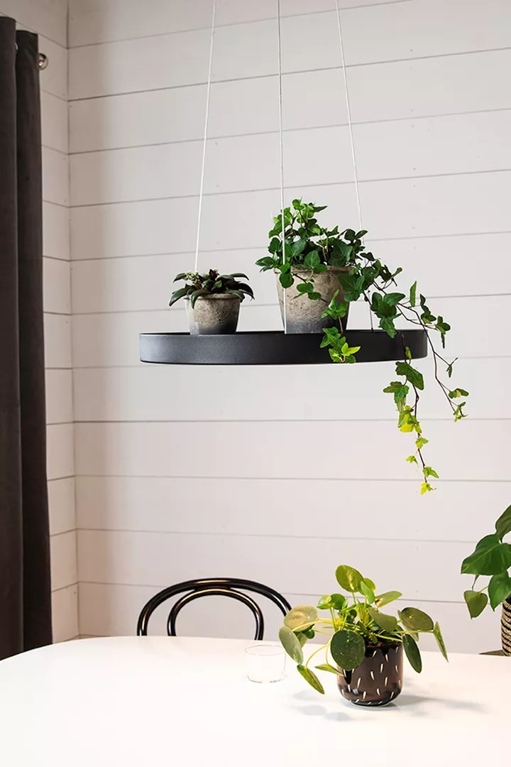 Lampa PLATE Black marki Markslöjd jest idealna do małych wnętrz. Na jego górnej części można umieszczać doniczki z kwiatami.